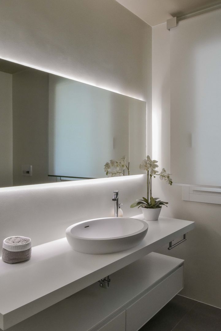 Ristrutturazione villa anni 70, Claude Petarlin Claude Petarlin Modern style bathrooms