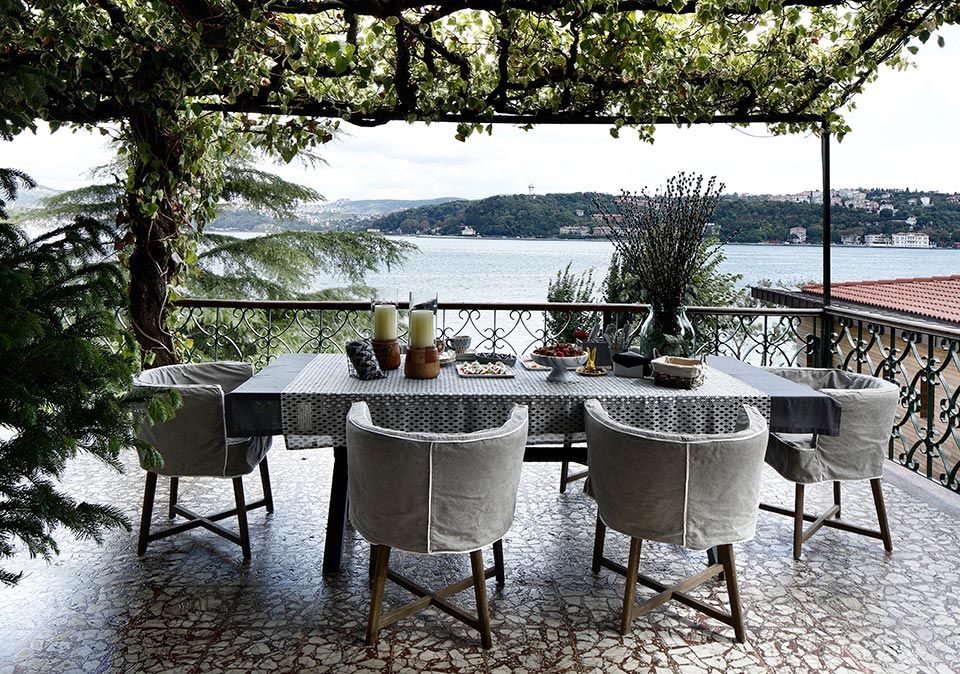 AA HOUSE EMIRGAN Esra Kazmirci Mimarlik Mediterrane balkons, veranda's en terrassen