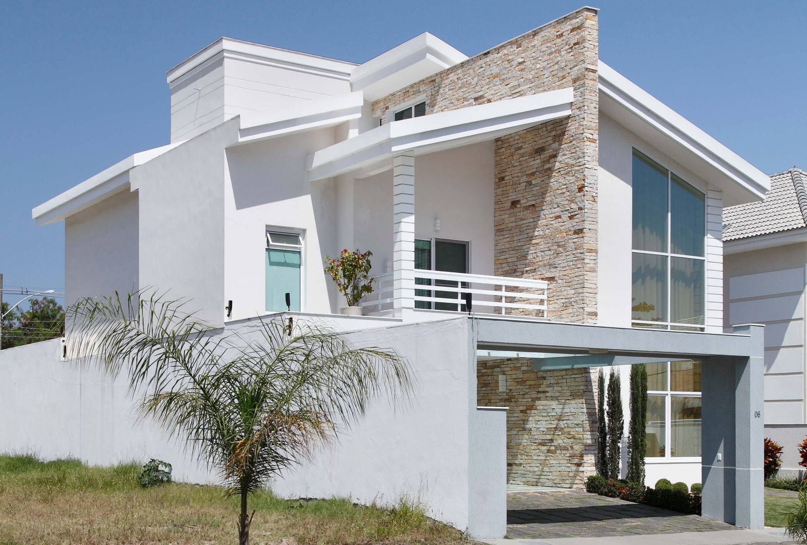 Arquitetura Inovadora Residencial, Virna Carvalho Arquiteta Virna Carvalho Arquiteta Casas modernas Branco Plantar,Céu,Construção,Janela,lar,Terreno,parede,Árvore,Propriedade do material,Fachada