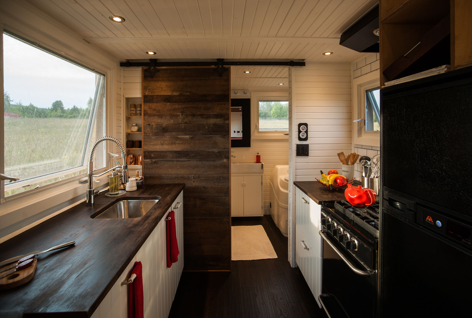 Greenmoxie Tiny House, Greenmoxie Magazine Greenmoxie Magazine مطبخ خشب Wood effect رفوف وأدراج