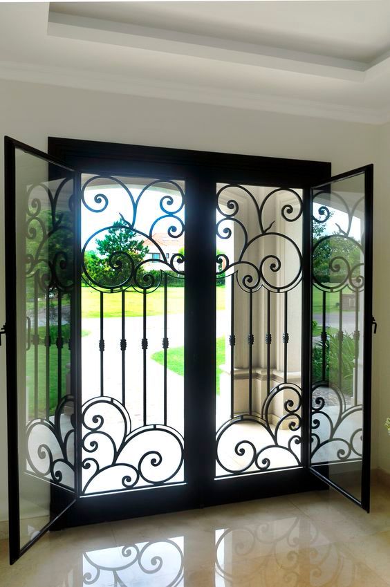 Puerta de entrada de hierro forjado homify Puertas y ventanas de estilo clásico Hierro/Acero