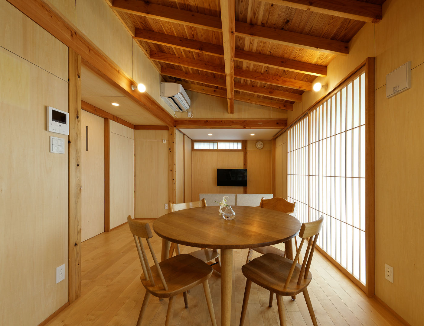 A HOUSE （ローコスト・外張断熱） , 磯村建築設計事務所 磯村建築設計事務所 Modern living room
