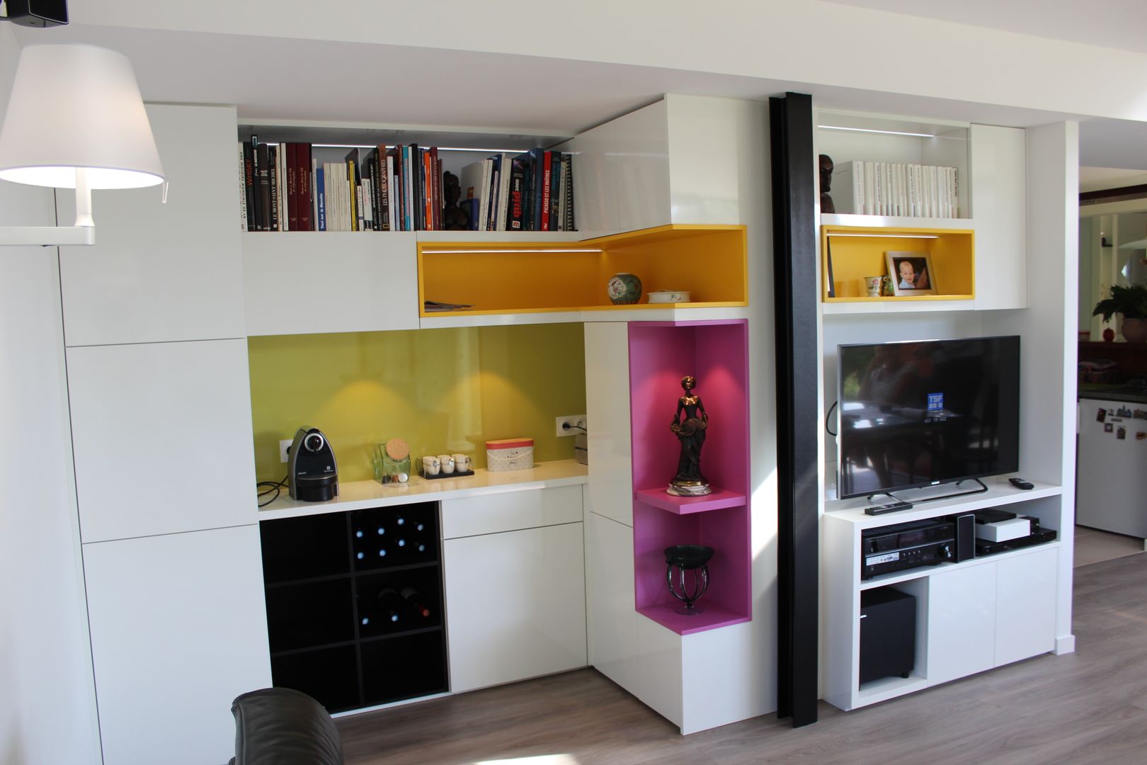 homify Salas de estar modernas Madeira Efeito de madeira