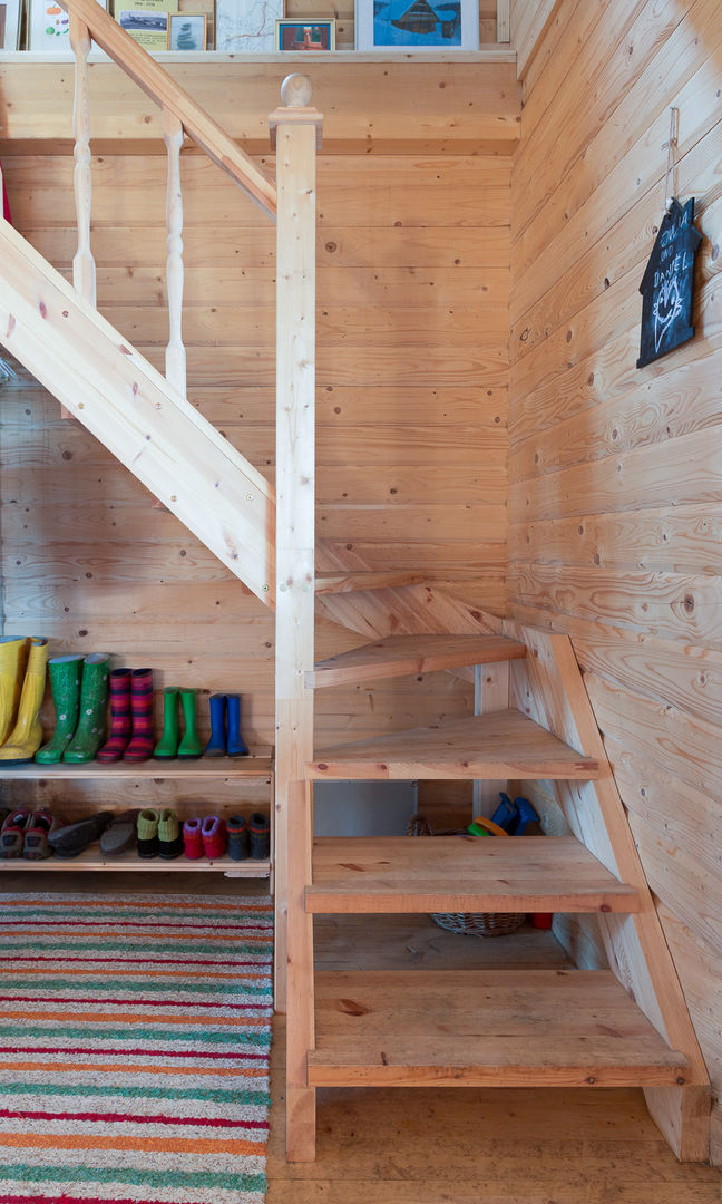 Fertigbausatz für Ihr Ferienhaus: Fjord- Kundenreferenz, THULE Blockhaus GmbH - Ihr Fertigbausatz für ein Holzhaus THULE Blockhaus GmbH - Ihr Fertigbausatz für ein Holzhaus Scandinavian style corridor, hallway& stairs Wood Wood effect