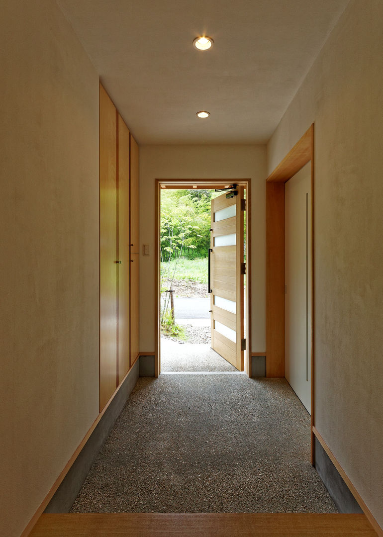 YK House 方形屋根の家, 磯村建築設計事務所 磯村建築設計事務所 Asian style corridor, hallway & stairs