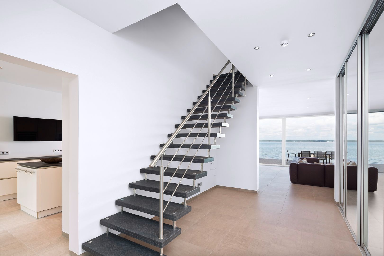 homify Pasillos, vestíbulos y escaleras de estilo moderno