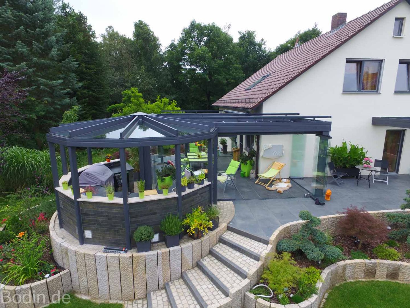 Gartenumgestaltung mit Whirlpool und Outdoorküche, Bodin Pflanzliche Raumgestaltung GmbH Bodin Pflanzliche Raumgestaltung GmbH بلكونة أو شرفة