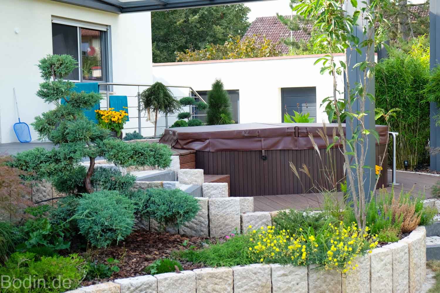 Gartenumgestaltung mit Whirlpool und Outdoorküche, Bodin Pflanzliche Raumgestaltung GmbH Bodin Pflanzliche Raumgestaltung GmbH 露臺