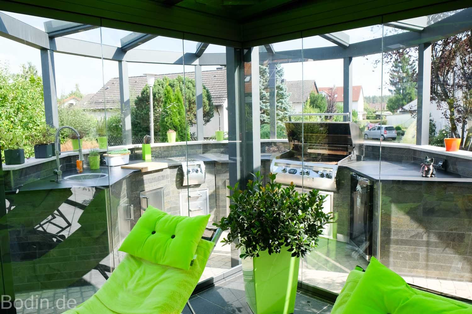 Outdoorküche_1 Bodin Pflanzliche Raumgestaltung GmbH Moderner Balkon, Veranda & Terrasse