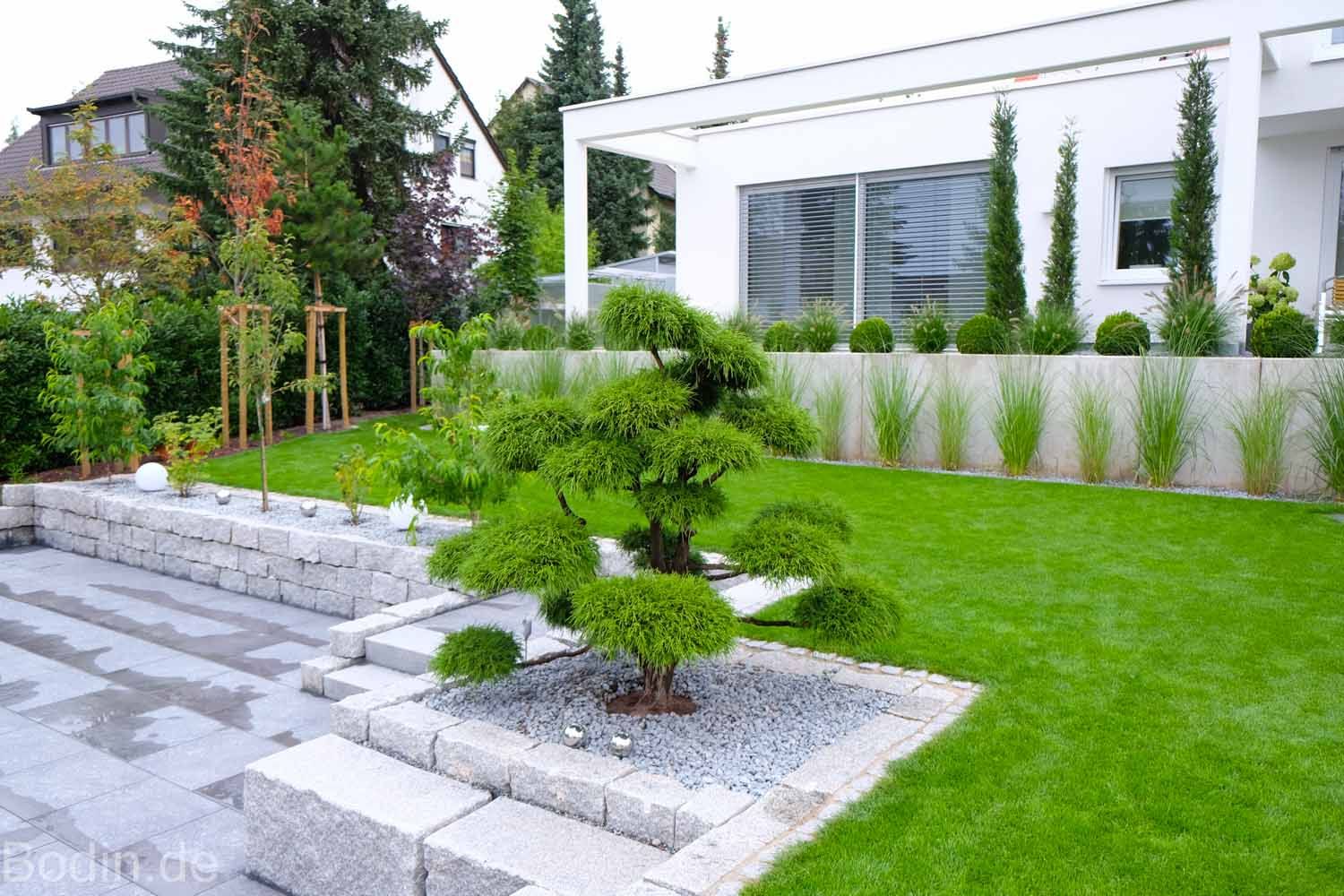 Modern und minimalistisch: Gartengestaltung im Bauhausstil, Bodin Pflanzliche Raumgestaltung GmbH Bodin Pflanzliche Raumgestaltung GmbH Jardines modernos: Ideas, imágenes y decoración