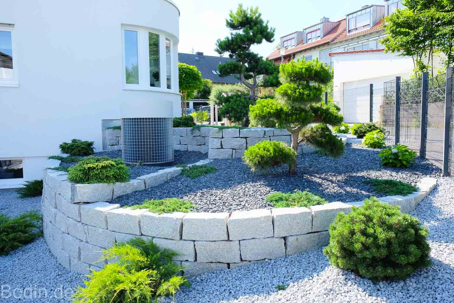 Modern und minimalistisch: Gartengestaltung im Bauhausstil, Bodin Pflanzliche Raumgestaltung GmbH Bodin Pflanzliche Raumgestaltung GmbH 庭院