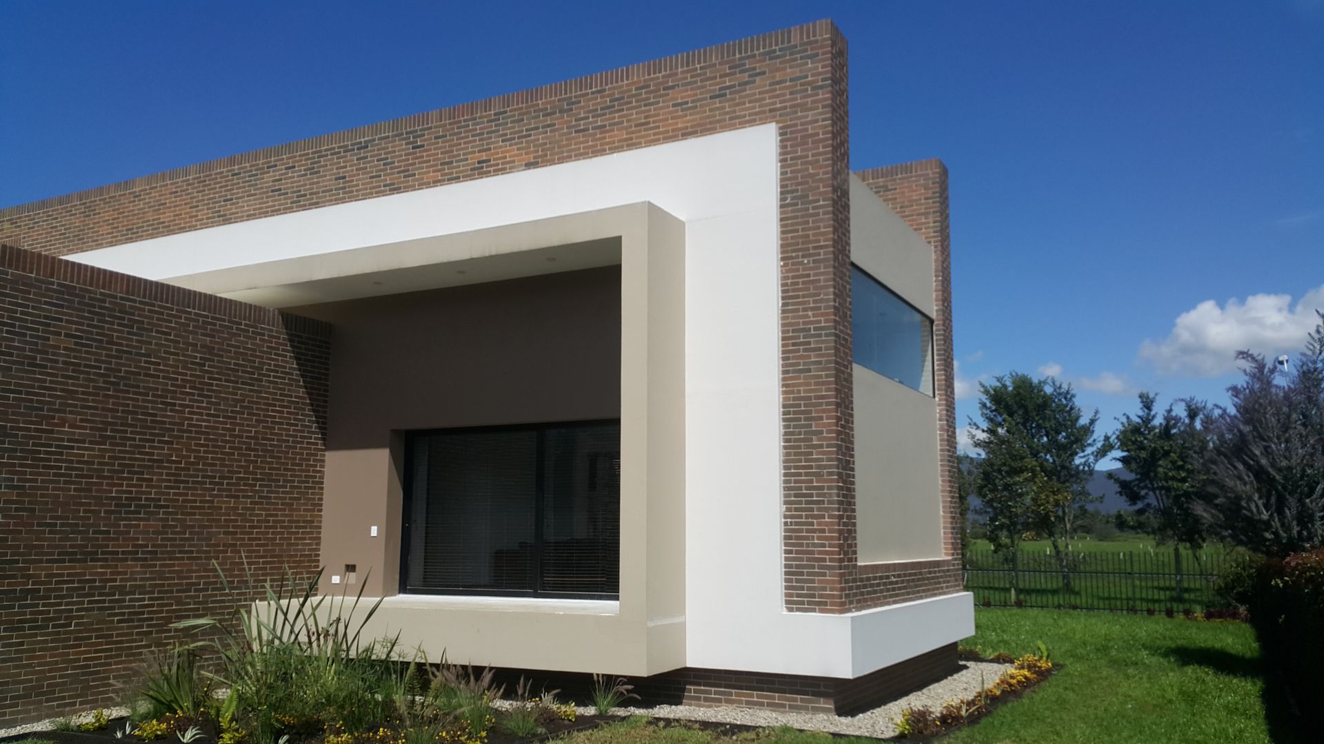 Perspectiva fachada principal homify Casas modernas Ladrillos