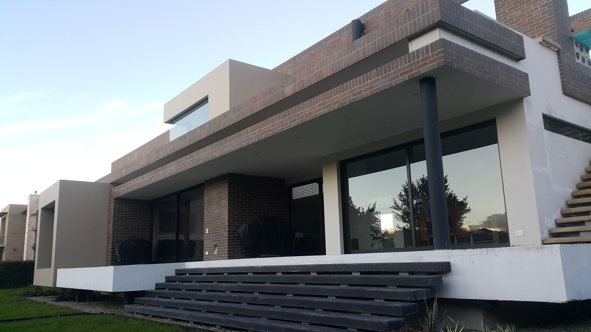 Fachada posterior homify Casas modernas Ladrillos