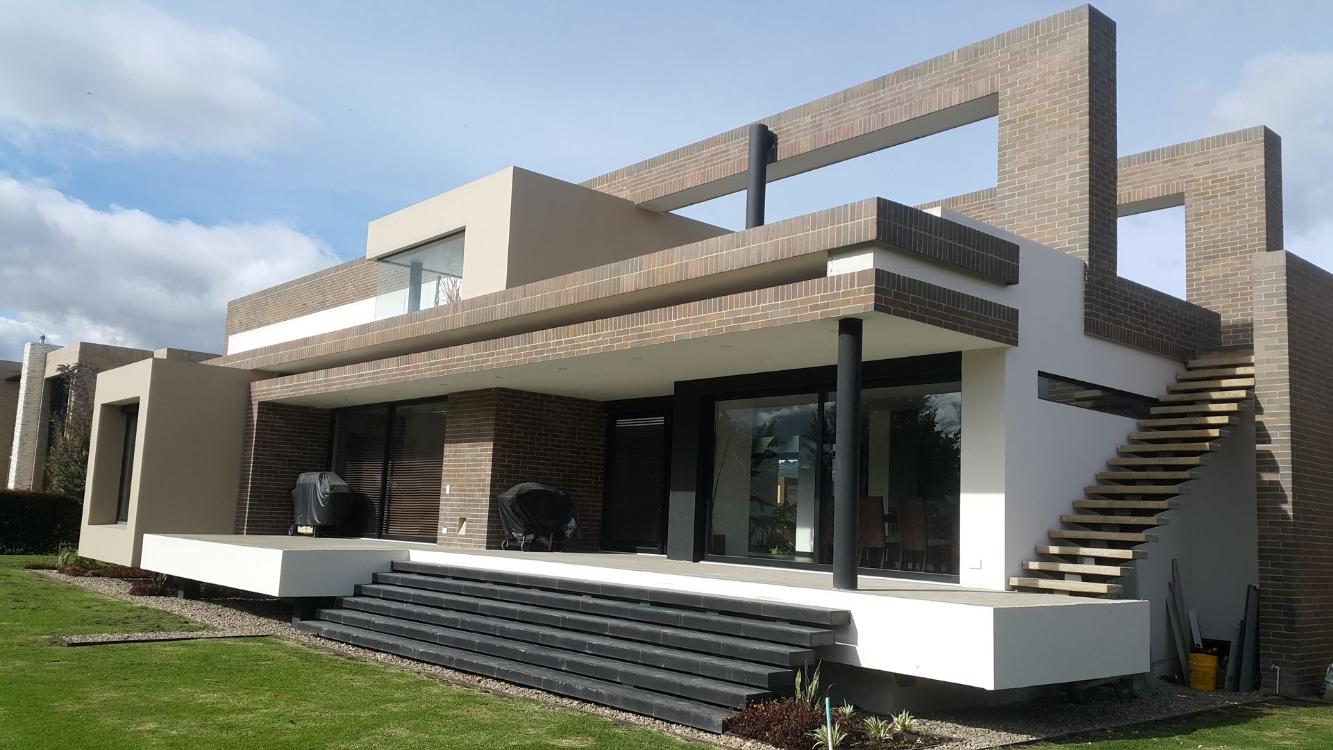 Fachada posterior homify Casas modernas Ladrillos