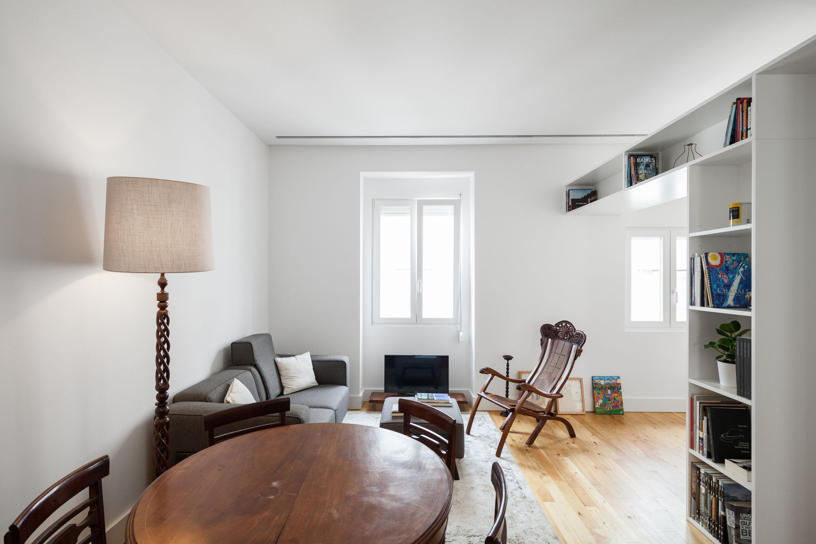 Apartamento AB9 — Estefânia, Lisboa, FMO ARCHITECTURE FMO ARCHITECTURE Minimalist living room