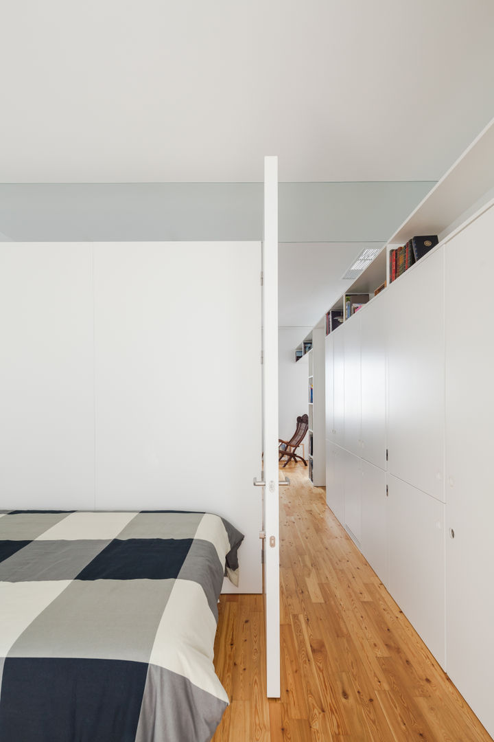 Apartamento AB9 — Estefânia, Lisboa, FMO ARCHITECTURE FMO ARCHITECTURE Dormitorios pequeños