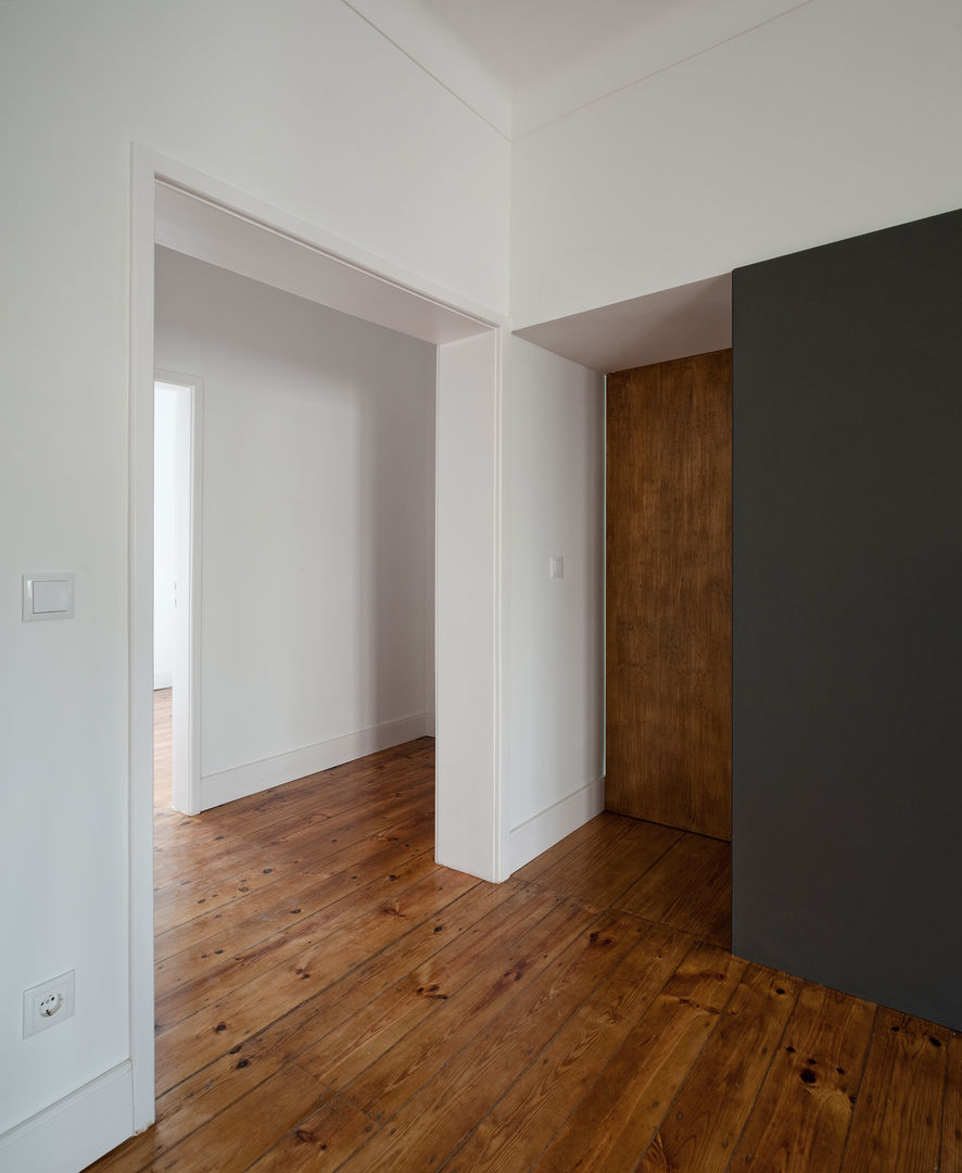 Apartamento ST — Bairro de Alvalade, Lisboa, FMO ARCHITECTURE FMO ARCHITECTURE Modern Corridor, Hallway and Staircase