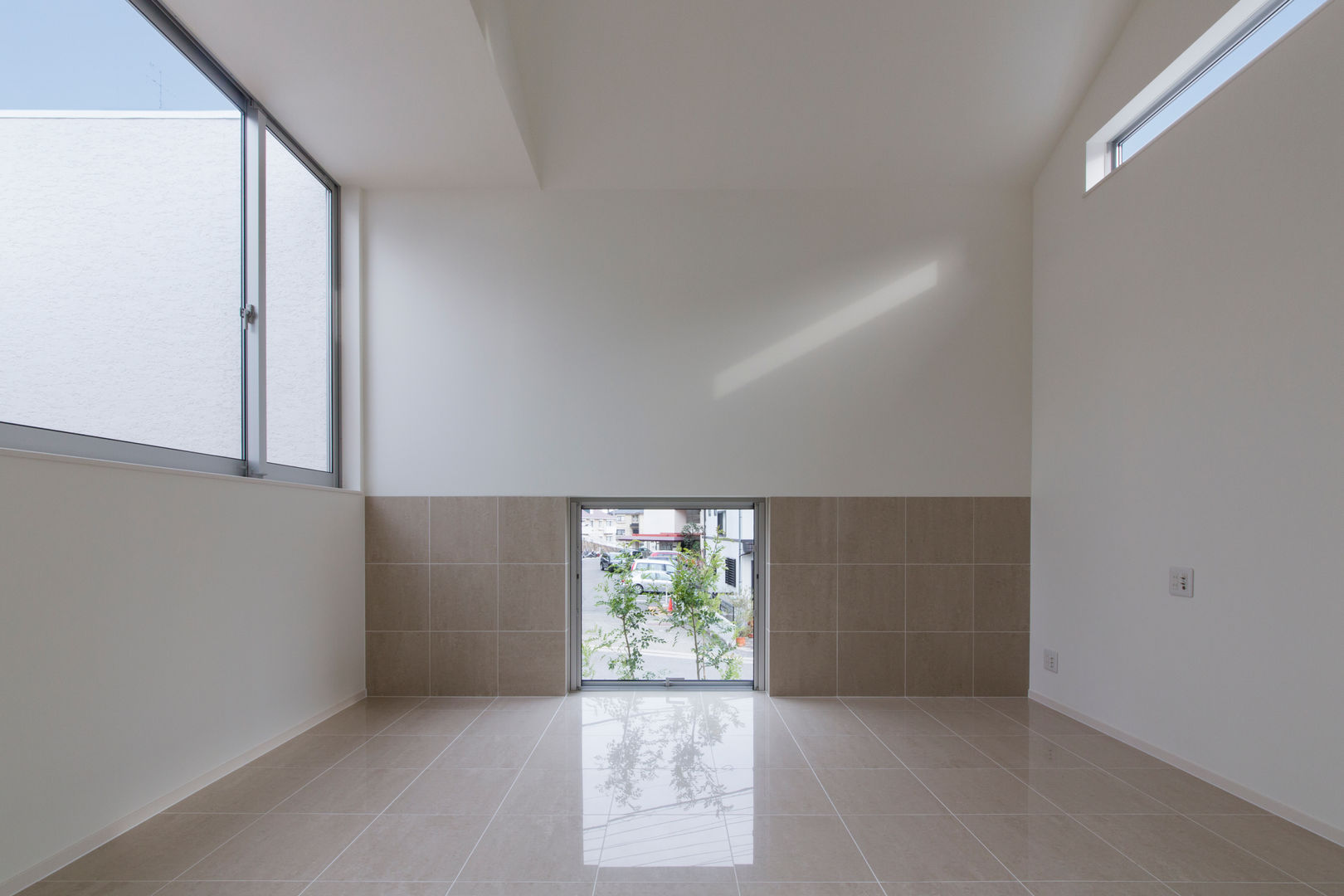 「坂道の小さな家」, Kenji Yanagawa Architect and Associates Kenji Yanagawa Architect and Associates Salas de estilo moderno Azulejos