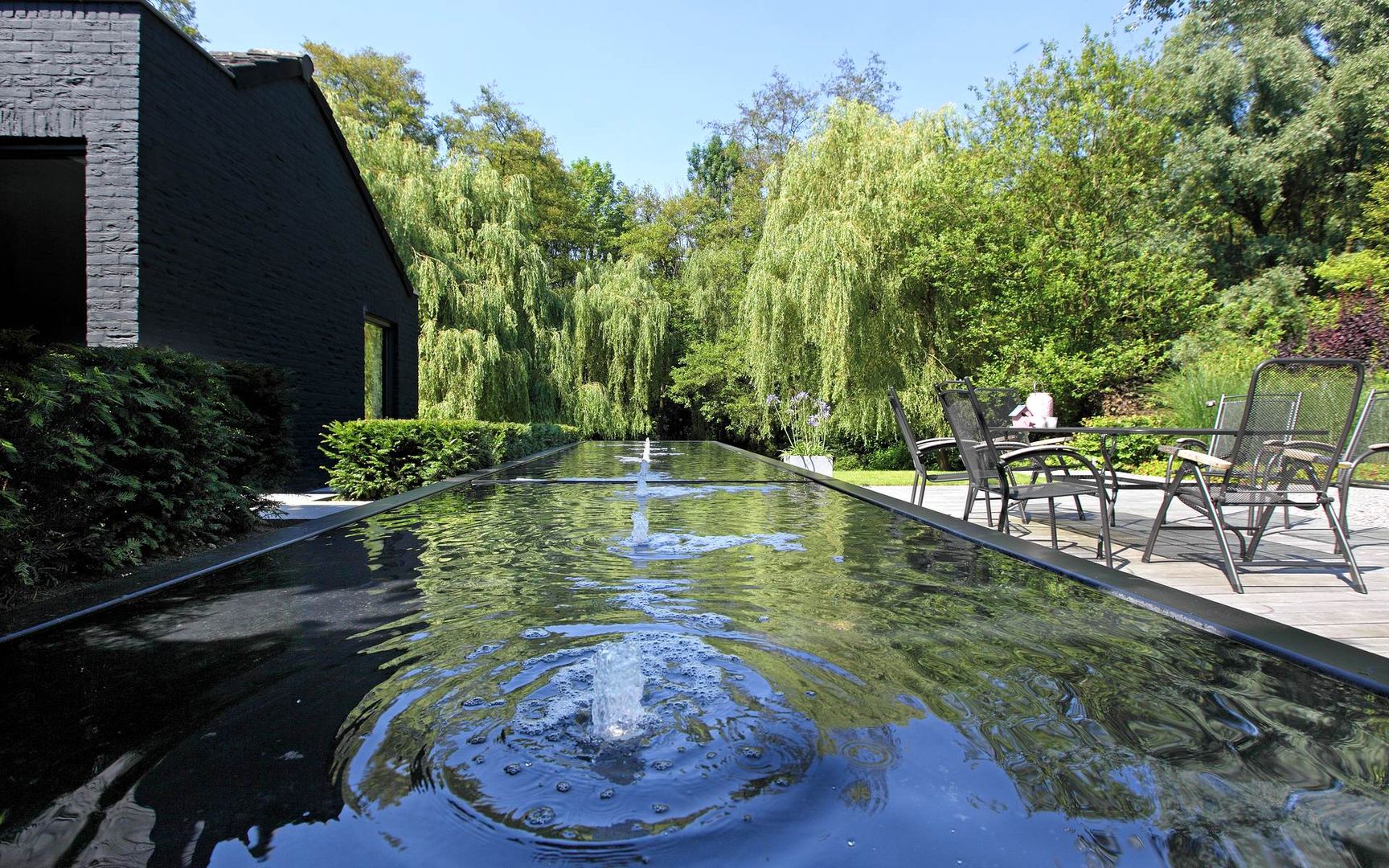 Strakke tuin tegen groene achtergrond, Sparq Tuinen Sparq Tuinen Giardino moderno