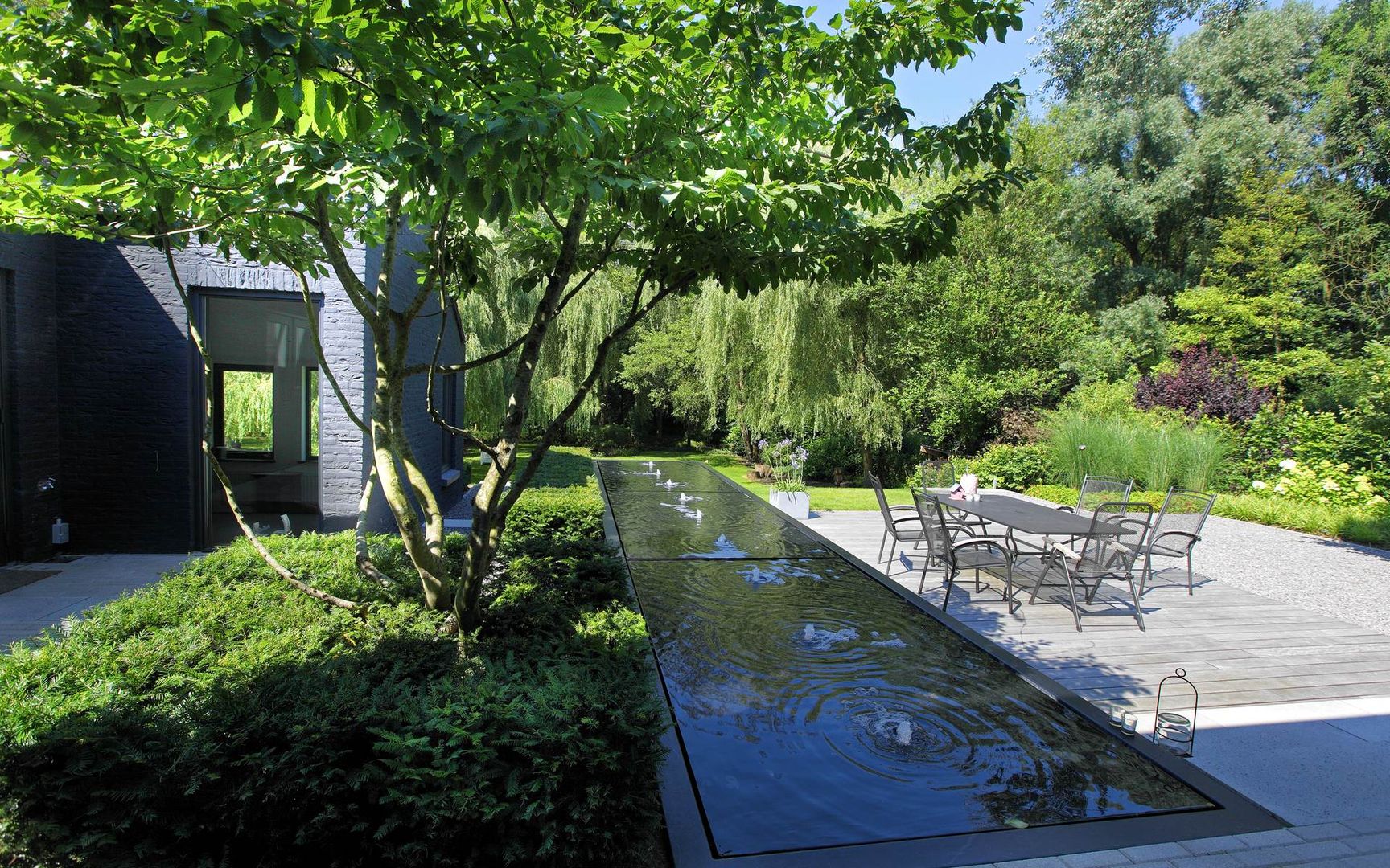 Strakke tuin tegen groene achtergrond, Sparq Tuinen Sparq Tuinen Jardines de estilo moderno