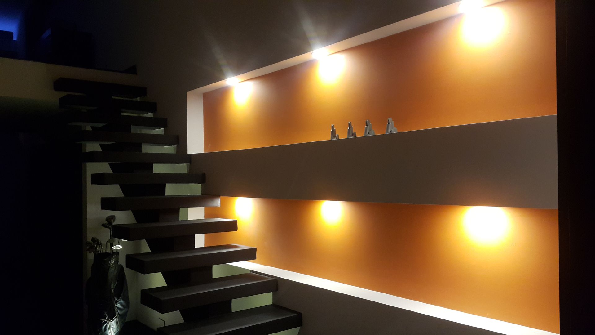 homify Modern Corridor, Hallway and Staircase Concrete