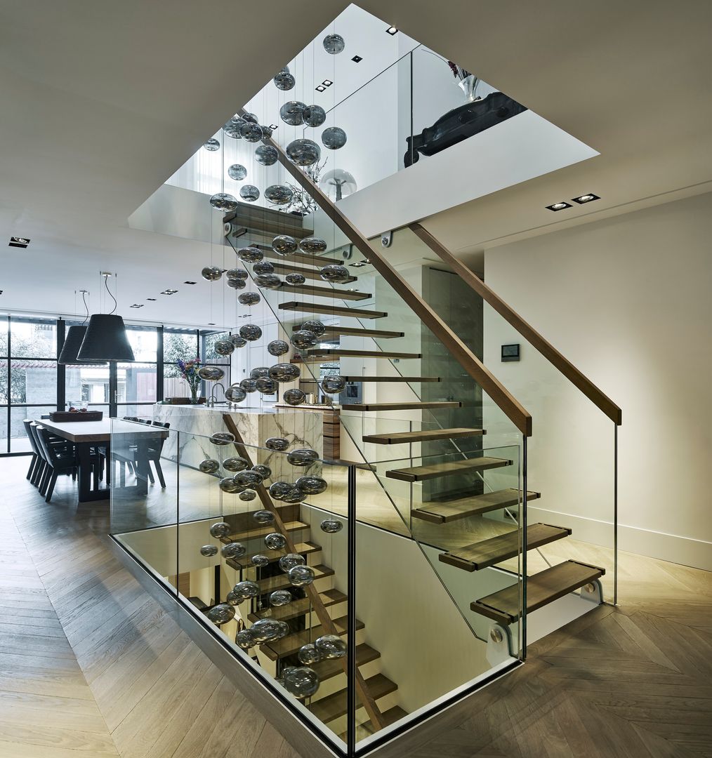 'Zwevende' designtrappen in statig herenhuis, EeStairs | Stairs and balustrades EeStairs | Stairs and balustrades Modern corridor, hallway & stairs لکڑی Wood effect