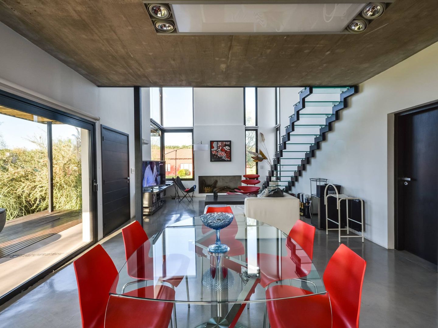 homify Minimalist dining room