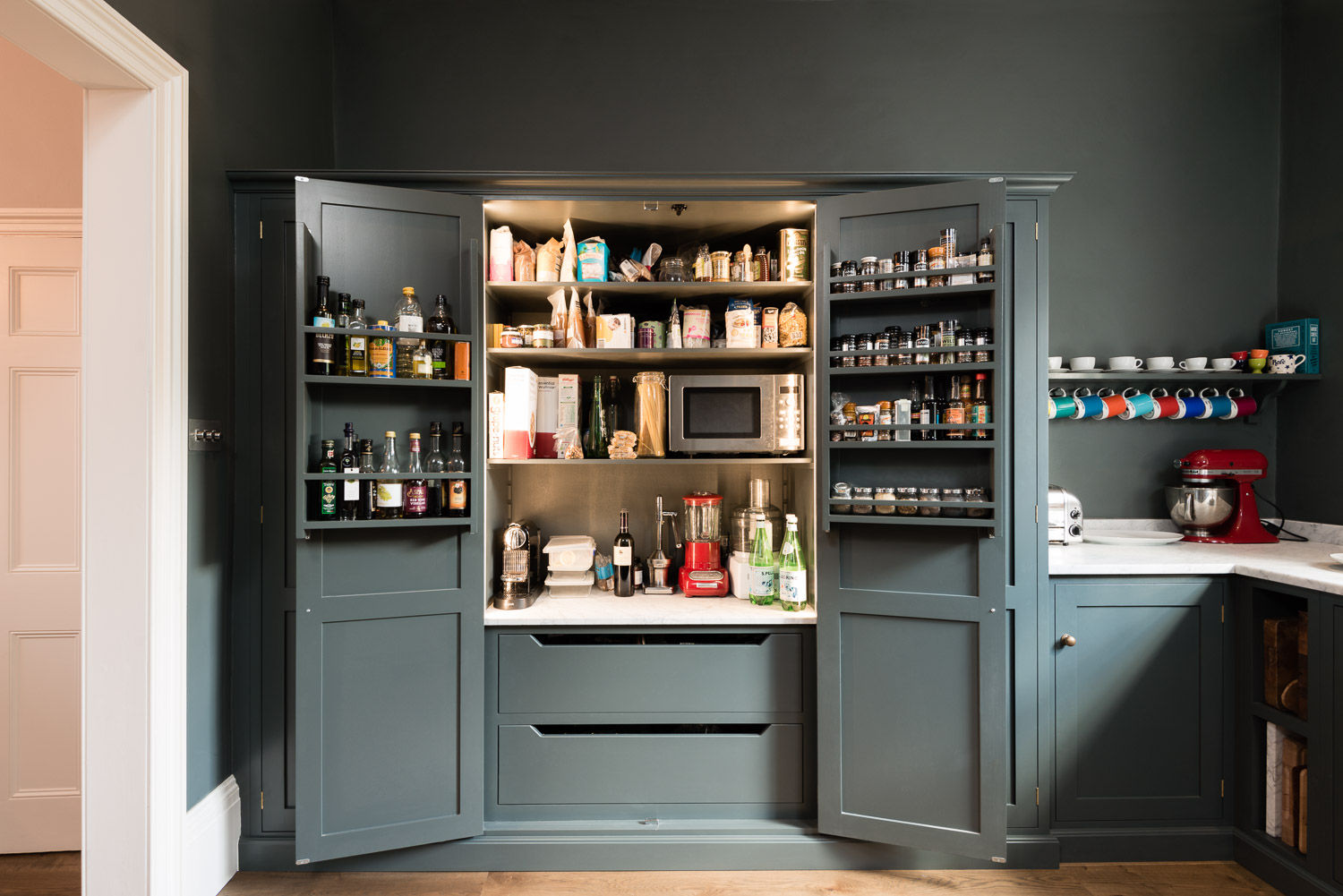 The Bloomsbury WC1 Kitchen by deVOL deVOL Kitchens Classic style kitchen