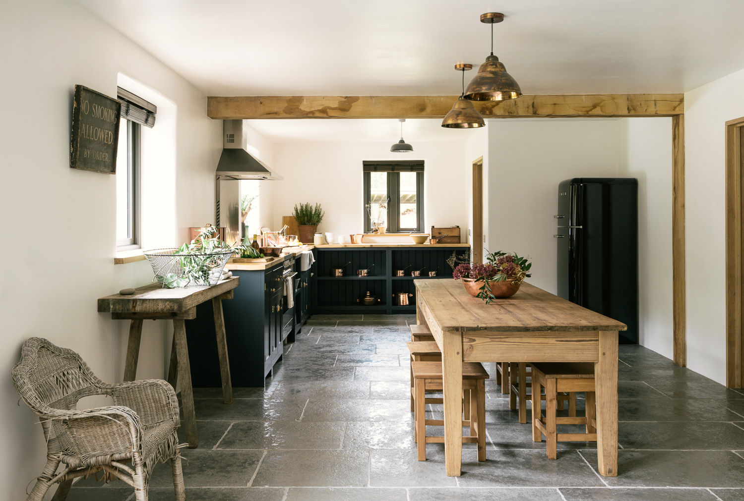 The Leicestershire Kitchen in the Woods by deVOL deVOL Kitchens Кухня в стиле кантри