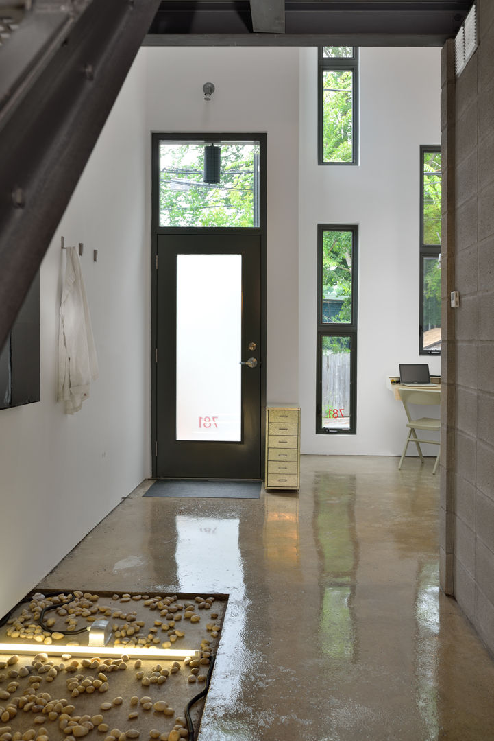 Mini Craven, Linebox Studio Linebox Studio Minimalist corridor, hallway & stairs Window,Fixture,Wood,Flooring,Floor,Interior design,Rectangle,Hall,Glass,Tile flooring