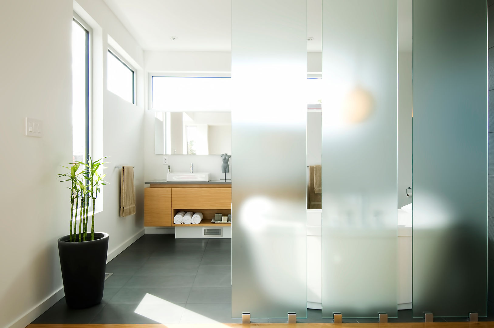 Fold Place, Linebox Studio Linebox Studio Phòng tắm phong cách hiện đại