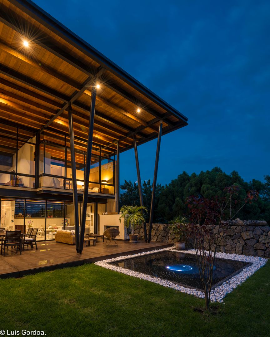 Terraza con jacuzy arquitecturalternativa Piscinas de estilo moderno