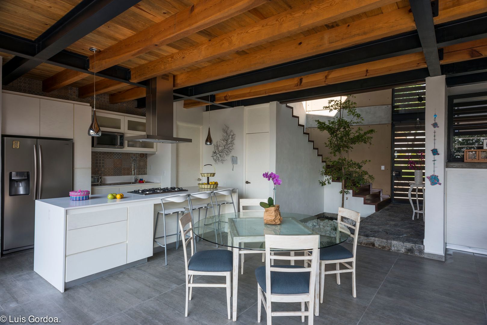 Comedor cocina y vestíbulo escalera arquitecturalternativa Cocinas de estilo moderno