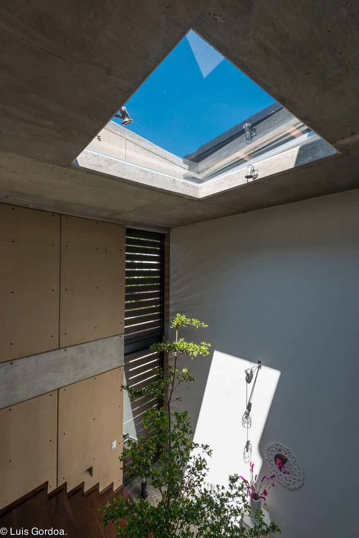 Tragaluz escalera arquitecturalternativa Puertas y ventanas modernas Tragaluz