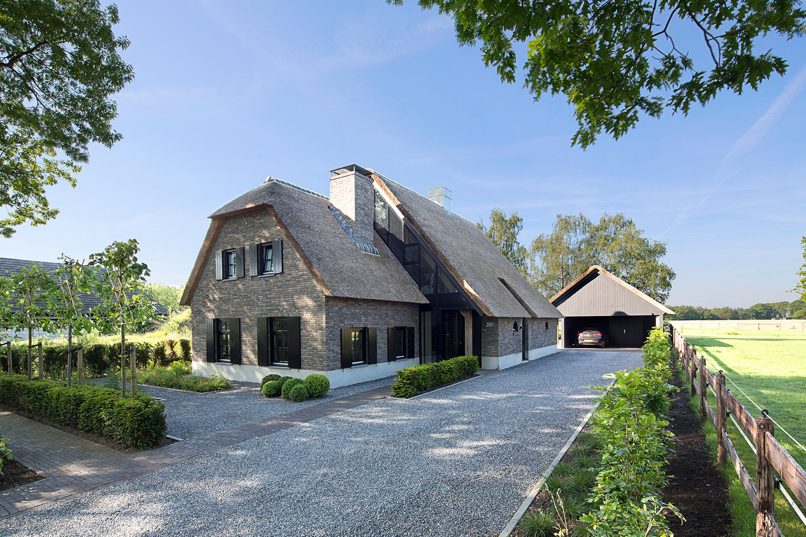 Van oud maak nieuw: Hoe een oude boerderij kan stralen met een nieuw gezicht, Vermeer Architecten bv Vermeer Architecten bv منازل