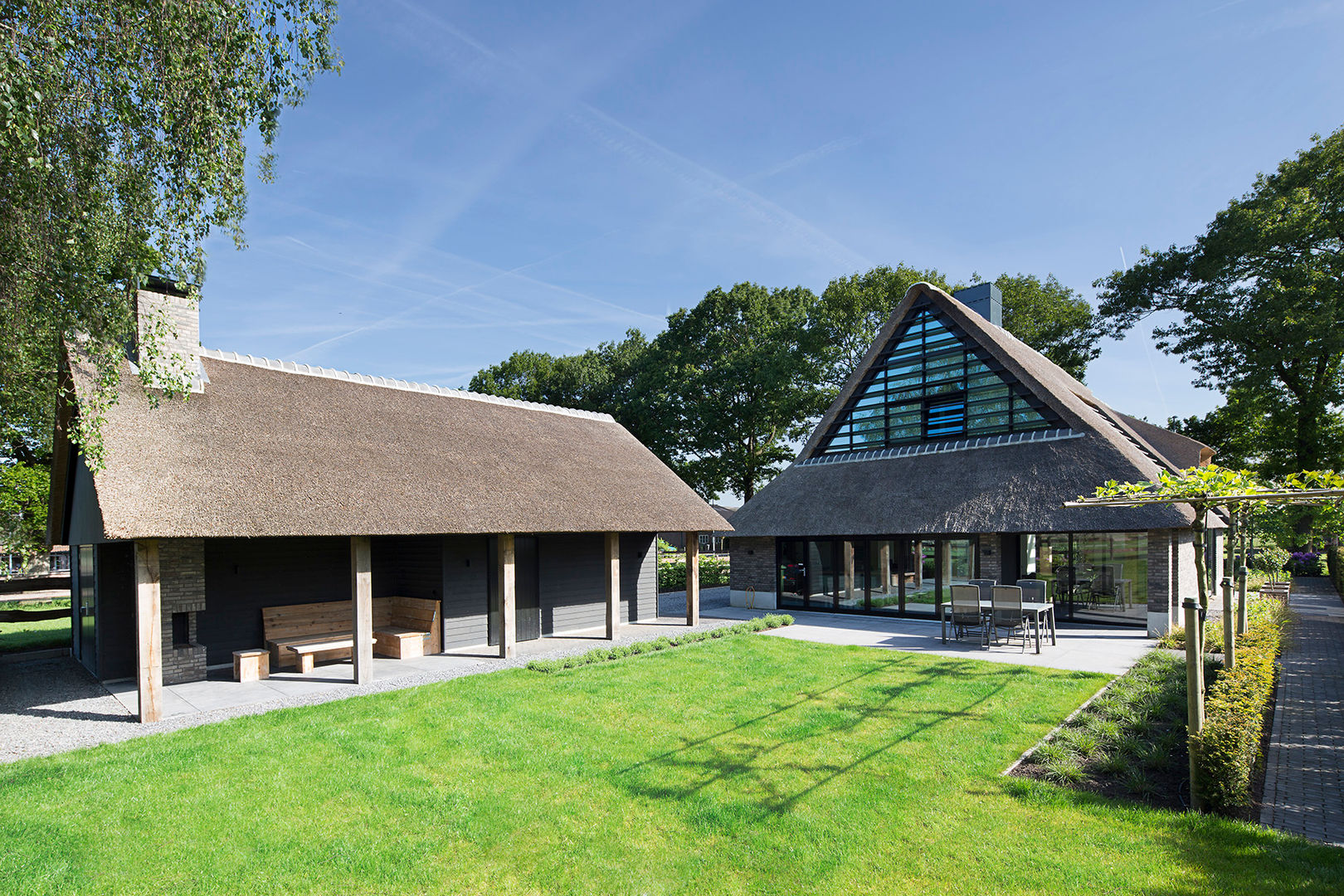 Van oud maak nieuw: Hoe een oude boerderij kan stralen met een nieuw gezicht, Vermeer Architecten bv Vermeer Architecten bv カントリーな 家