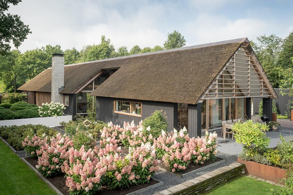 De droom van een huis binnen een oude schuur, Kwint architecten Kwint architecten Casas modernas