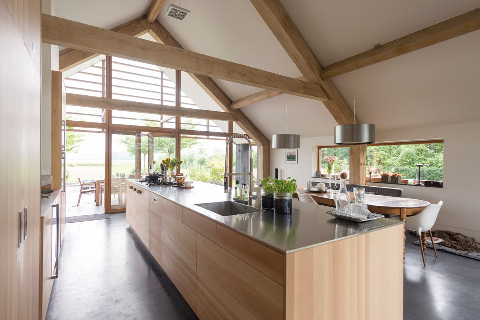 De droom van een huis binnen een oude schuur, Kwint architecten Kwint architecten Modern kitchen Bench tops