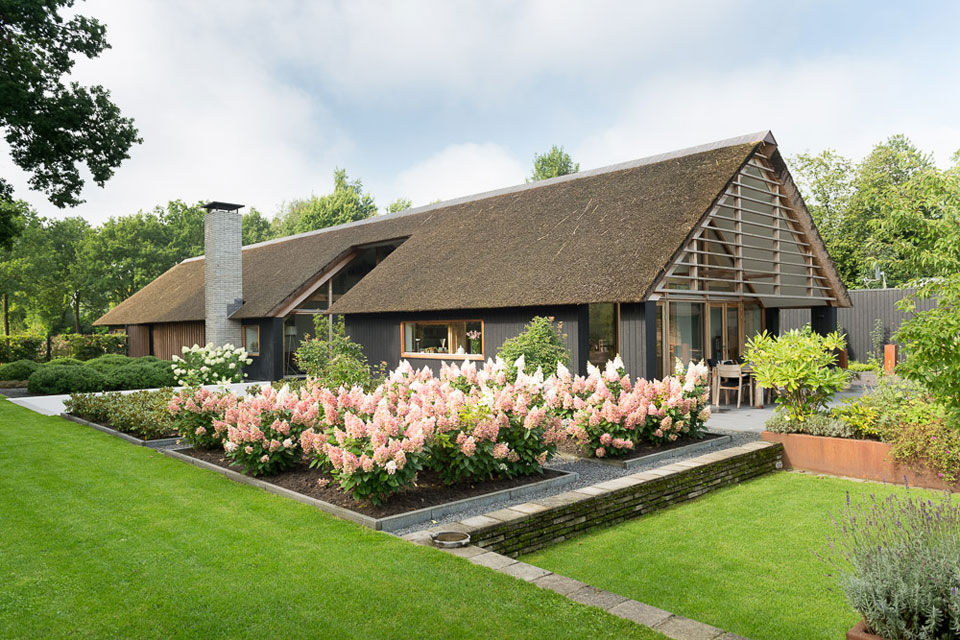 De droom van een huis binnen een oude schuur, Kwint architecten Kwint architecten Casas de estilo moderno