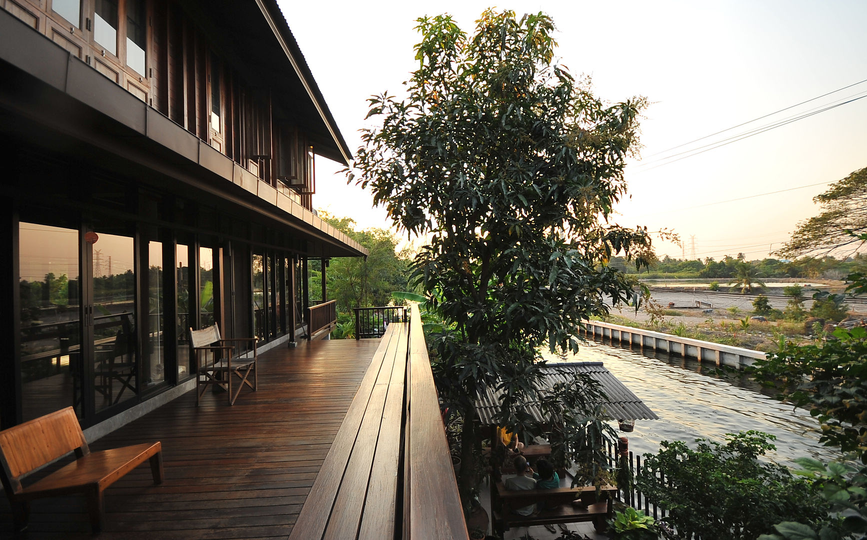 Baan Kong ( Grandfather’s house), บริษัท สถาปนิกชุมชนและสิ่งแวดล้อม อาศรมศิลป์ จำกัด บริษัท สถาปนิกชุมชนและสิ่งแวดล้อม อาศรมศิลป์ จำกัด Landelijke balkons, veranda's en terrassen Hout Hout