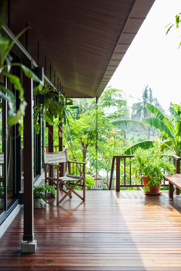 Baan Kong ( Grandfather’s house), บริษัท สถาปนิกชุมชนและสิ่งแวดล้อม อาศรมศิลป์ จำกัด บริษัท สถาปนิกชุมชนและสิ่งแวดล้อม อาศรมศิลป์ จำกัด Country style balcony, porch & terrace Wood Wood effect