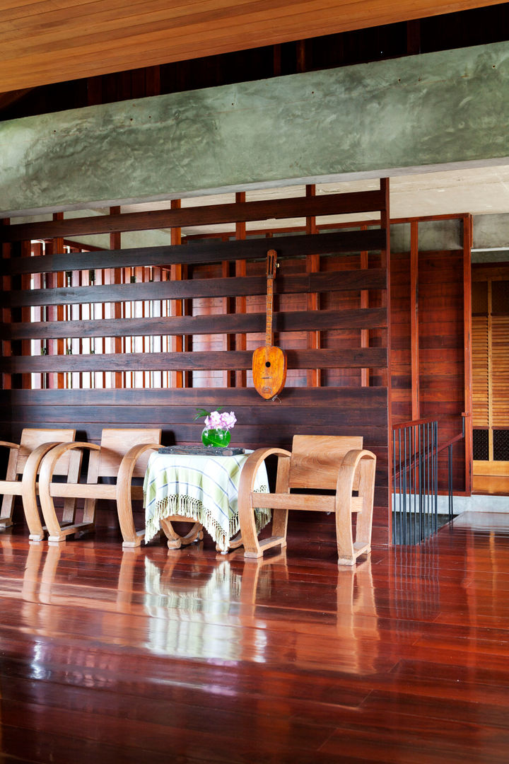 Baan Kong ( Grandfather’s house), บริษัท สถาปนิกชุมชนและสิ่งแวดล้อม อาศรมศิลป์ จำกัด บริษัท สถาปนิกชุมชนและสิ่งแวดล้อม อาศรมศิลป์ จำกัด Country style living room Wood Wood effect Side tables & trays