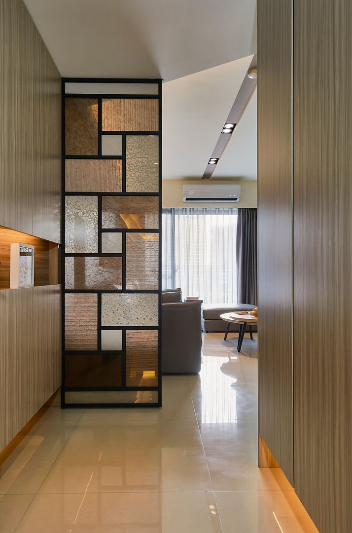 迎大門而立的拼布感屏風 青瓷設計工程有限公司 現代風玄關、走廊與階梯