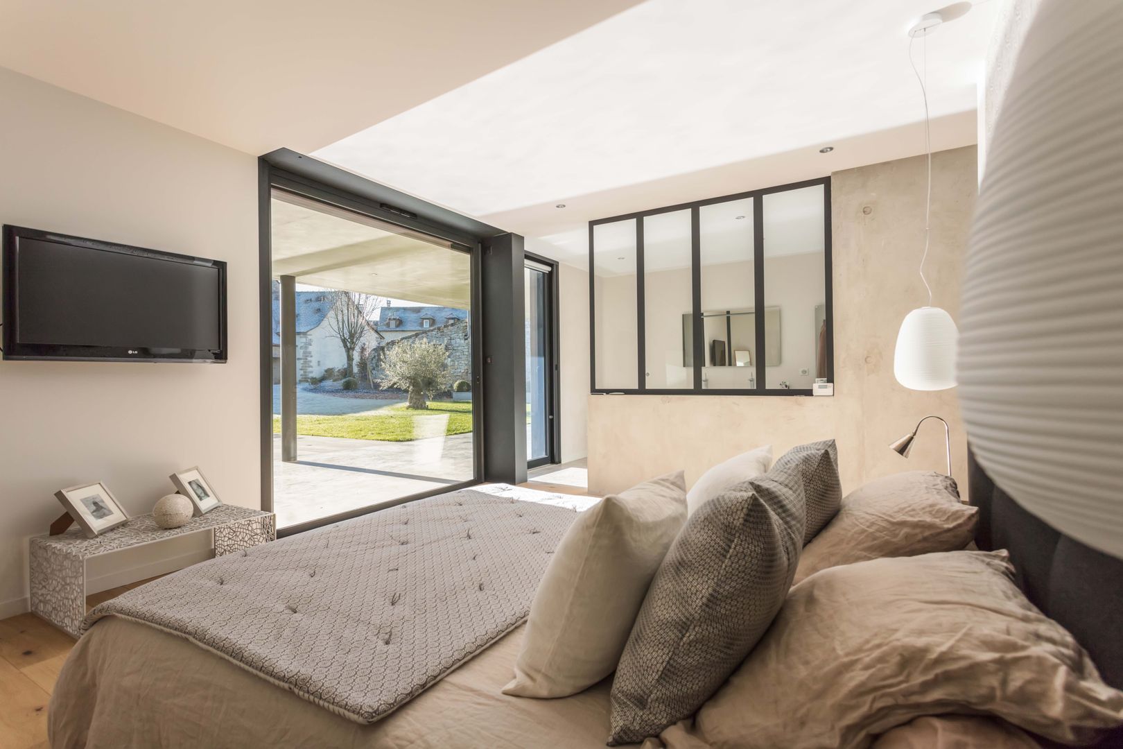 MAISON ONET l'EGLISE, Hugues Tournier Architecte Hugues Tournier Architecte Industrial style bedroom