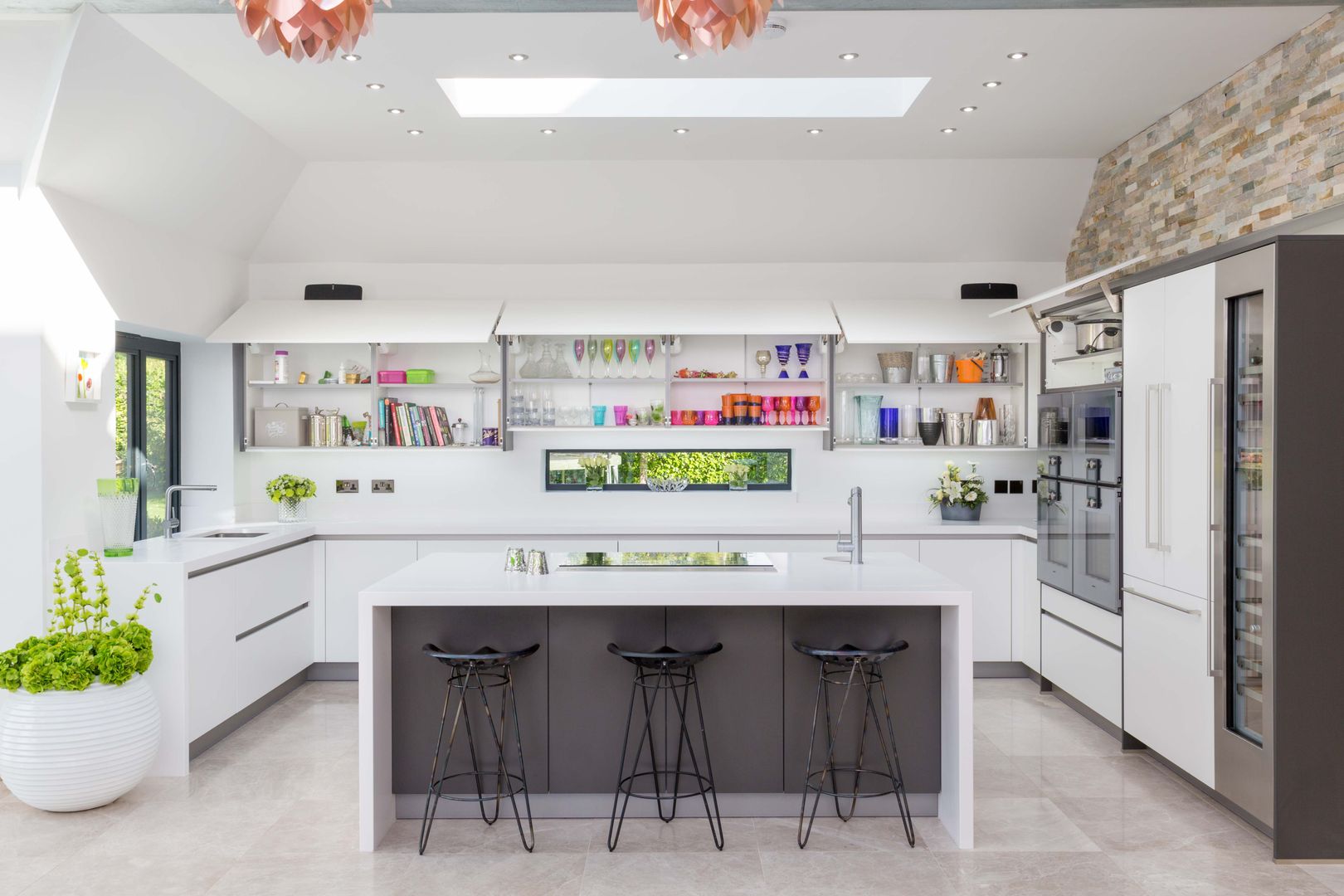 An Amazingly Designed and Ultra Modern White Kitchen , Woollards of Mildenhall Woollards of Mildenhall Cocinas modernas