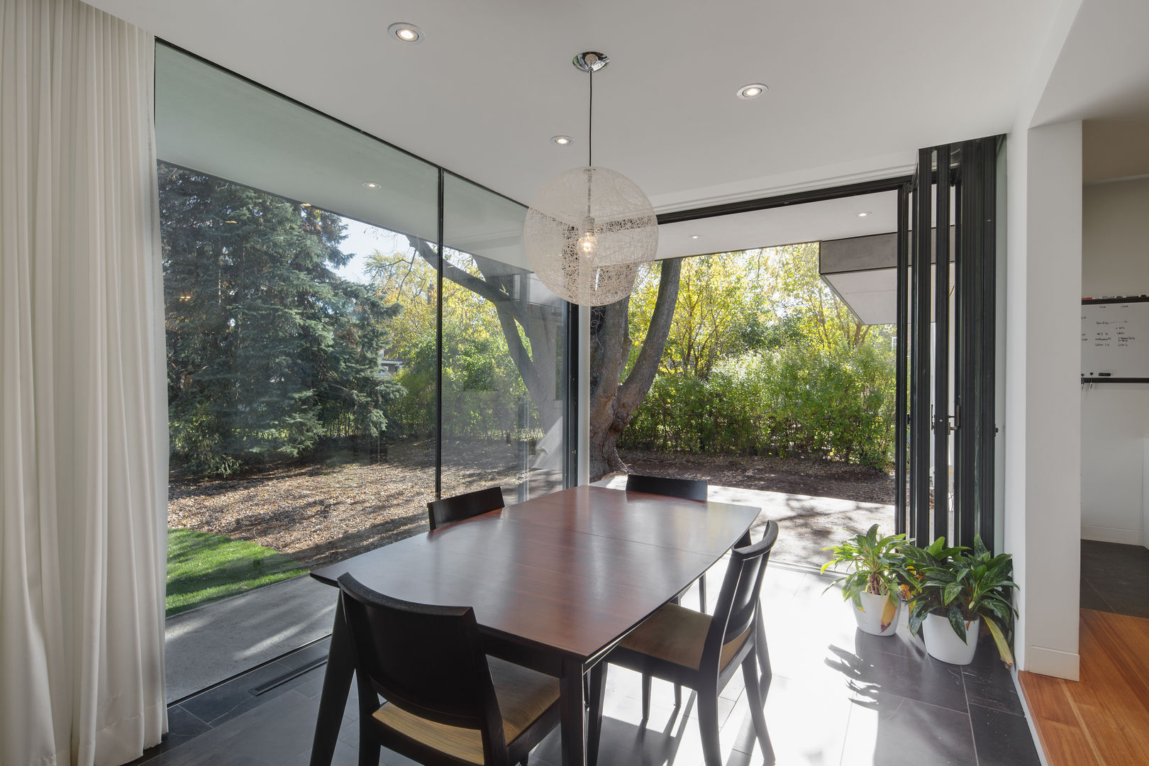 The Hambly House, dpai architecture inc dpai architecture inc Modern dining room