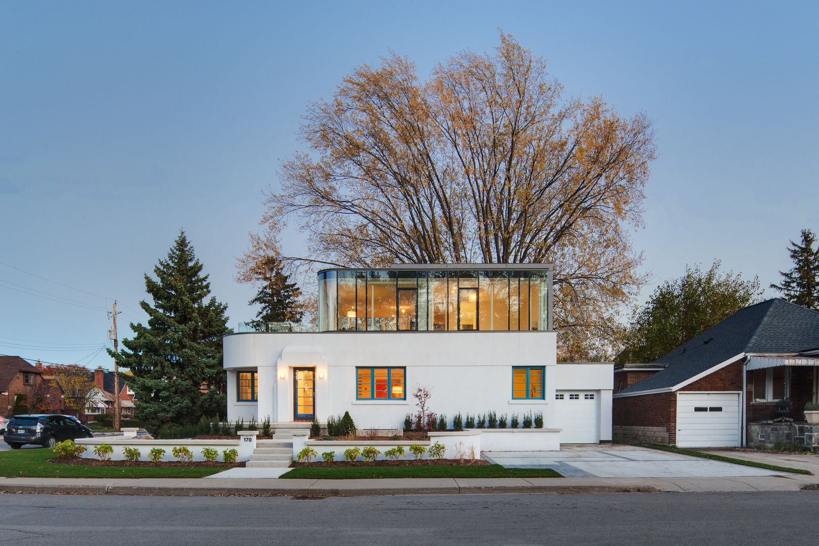 The Hambly House, dpai architecture inc dpai architecture inc Modern houses Plant,Sky,Building,Window,Tree,Door,Land lot,House,Neighbourhood,Facade