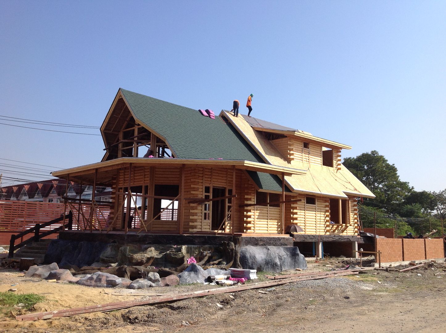 Log home นาคนิวาส44, Sukjai Logcabin Partnership Sukjai Logcabin Partnership Powierzchnie handlowe Lite drewno Wielokolorowy Biurowce