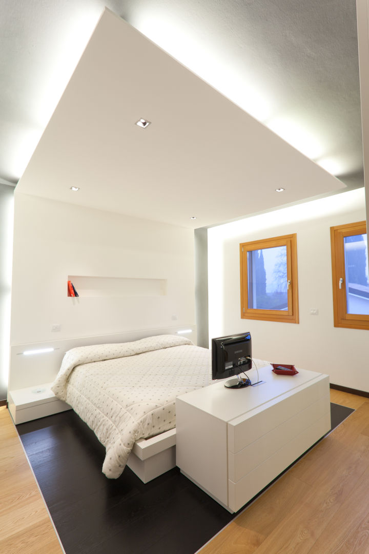 BM HOUSE, SANSON ARCHITETTI SANSON ARCHITETTI Modern style bedroom