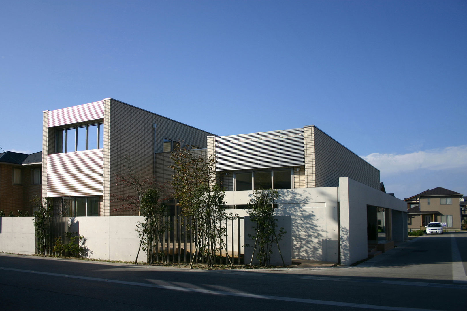 TWO TONE | 高級注文住宅, Ｍアーキテクツ｜高級邸宅 豪邸 注文住宅 別荘建築 LUXURY HOUSES | M-architects Ｍアーキテクツ｜高級邸宅 豪邸 注文住宅 別荘建築 LUXURY HOUSES | M-architects Modern houses Tiles